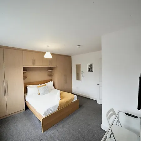 The Great Airport Place-private Bedrooms With Private Bathroom-1 Bus To Heathrow Airport-5 Minutes By Car- Helpful Advice From Our Team *