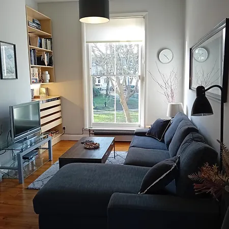 Stunning House Overlooking Local Park Hébergement de vacances Londres