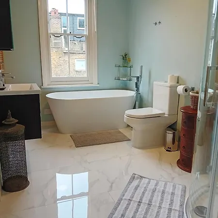 Holiday home Stunning House Overlooking Local Park London