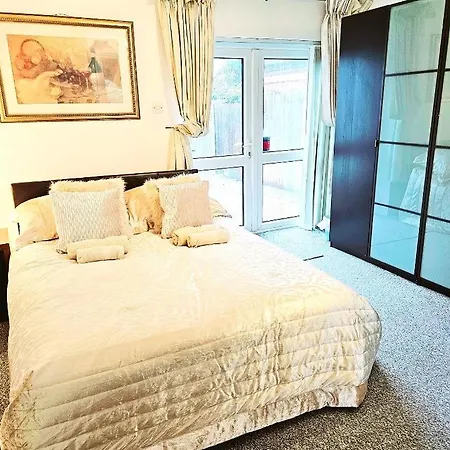 Deluxe Comfy With En-suite - 1 * Croydon
