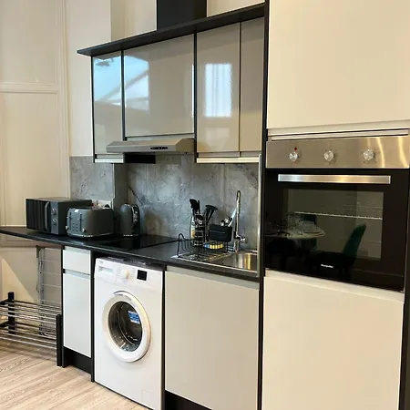 Apartment Charming In West Ealing, 12 Mins To By Train, Free Parking, 8-min Walk To Station *