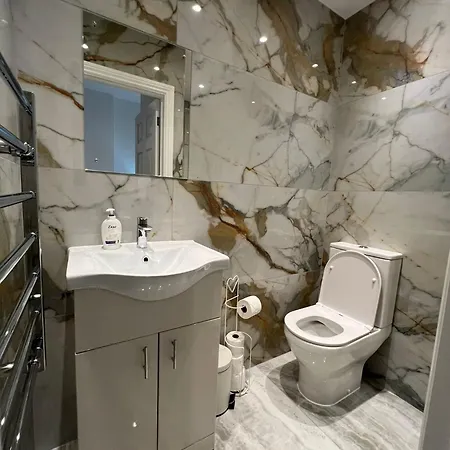 Charming In West Ealing, 12 Mins To By Train, Free Parking, 8-min Walk To Station Apartment