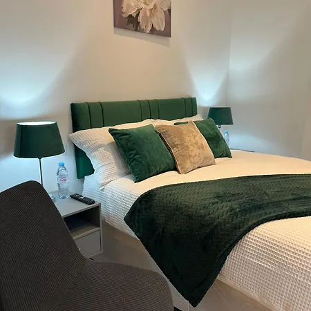 Charming In West Ealing, 12 Mins To By Train, Free Parking, 8-min Walk To Station London
