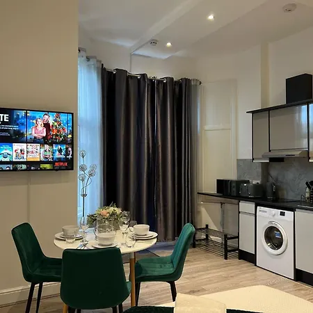 Charming In West Ealing, 12 Mins To By Train, Free Parking, 8-min Walk To Station * London