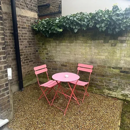 Charming In West Ealing, 12 Mins To By Train, Free Parking, 8-min Walk To Station Apartment