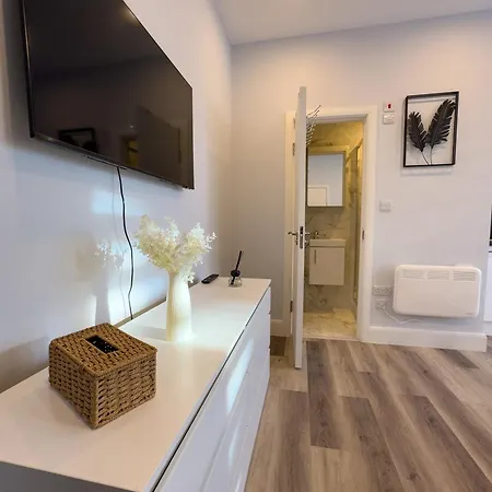 Entire Flat 4 Min Walk To Finsbury Park Apartment London