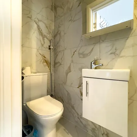 Entire Flat 4 Min Walk To Finsbury Park Apartment *