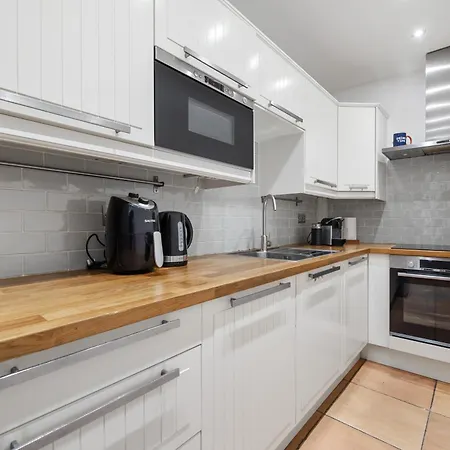 Holland Park Flat, 2bed 2bath, Breakfast, Lgf Apartment London