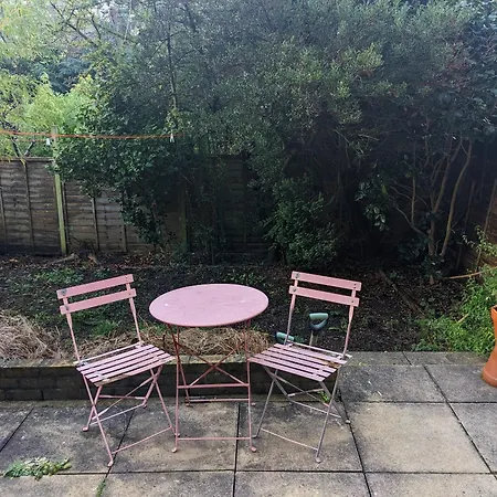 Bright And Cosy Garden Flat