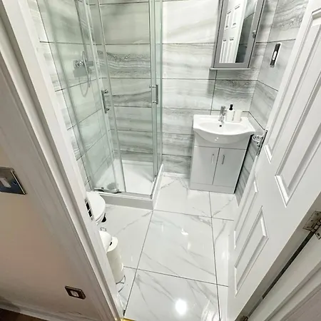 2bdr En Wembley Retreat