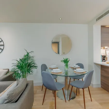 Starhost Residences - Spacious 1-bedroom With Balcony London