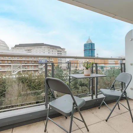 Starhost Residences - Spacious 1-bedroom With Balcony Apartment London