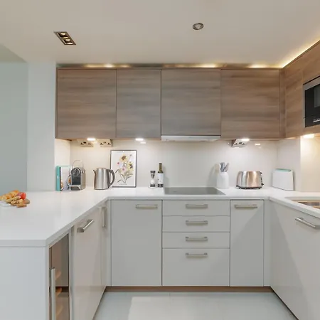 Starhost Residences - Spacious 1-bedroom With Balcony *