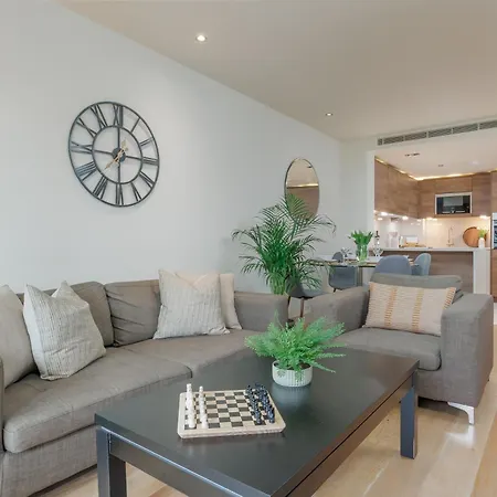 Starhost Residences - Spacious 1-bedroom With Balcony London