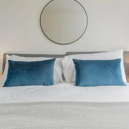 Apartment Starhost Residences - Spacious 1-bedroom With Balcony London