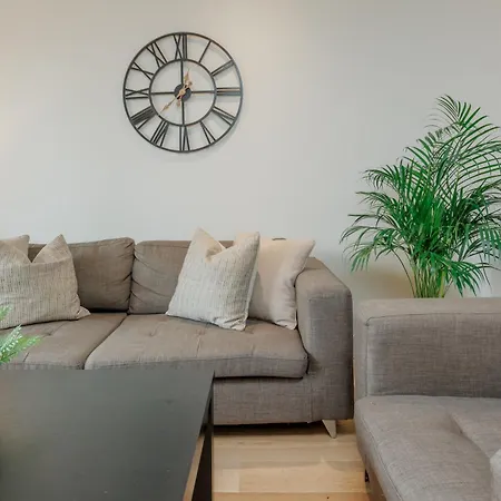Starhost Residences - Spacious 1-bedroom With Balcony London