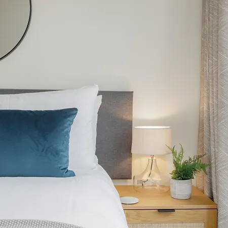 Starhost Residences - Spacious 1-bedroom With Balcony * London