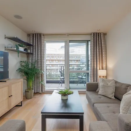 Starhost Residences - Spacious 1-bedroom With Balcony Apartment London