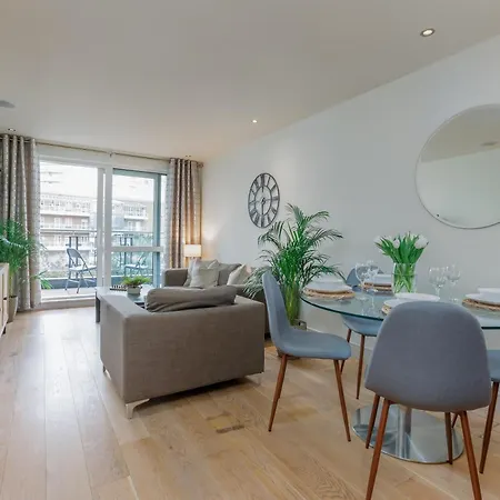 Apartment Starhost Residences - Spacious 1-bedroom With Balcony London