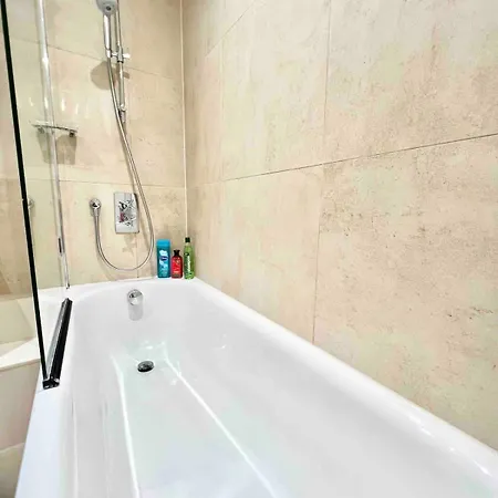 Air Conditioned Luxstay Mayfair Apartment *