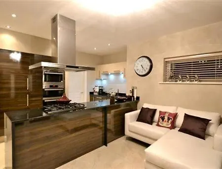 Stylish Luxury King Bed Homestay
