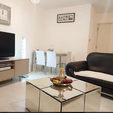Lovely Private Bedroom In Apartment London