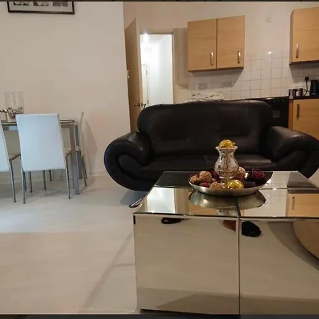 Apartment Lovely Private Bedroom In London