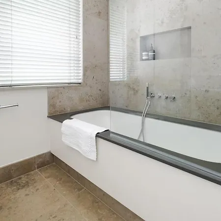 Exquisite Single-level Knightsbridge Flat Wlift