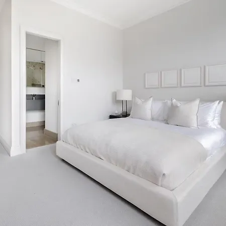 Exquisite Single-level Knightsbridge Flat Wlift *