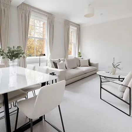 Exquisite Single-level Knightsbridge Flat Wlift