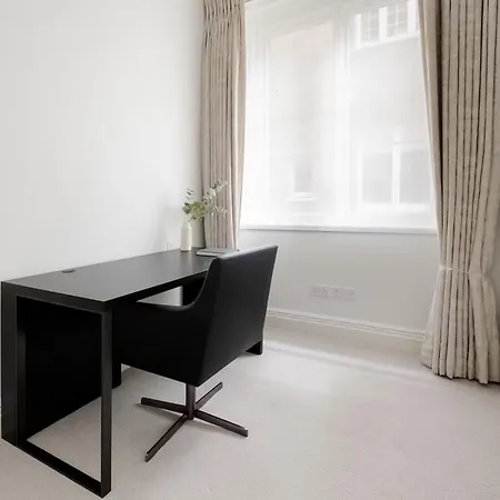 Exquisite Single-level Knightsbridge Flat Wlift Apartment