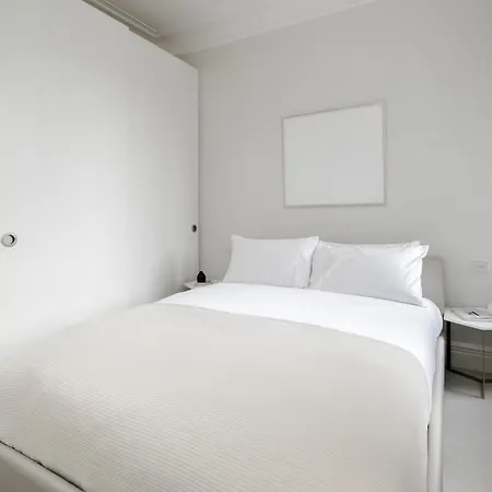 Exquisite Single-level Knightsbridge Flat Wlift * London