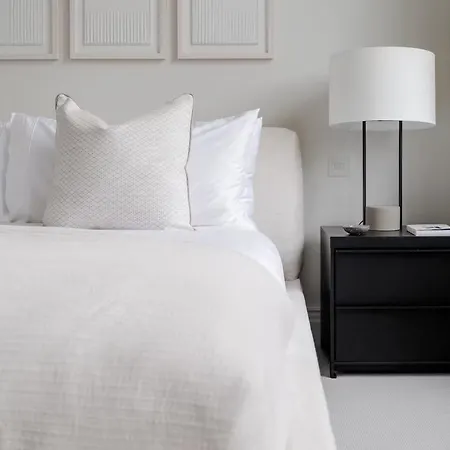 Exquisite Single-level Knightsbridge Flat Wlift