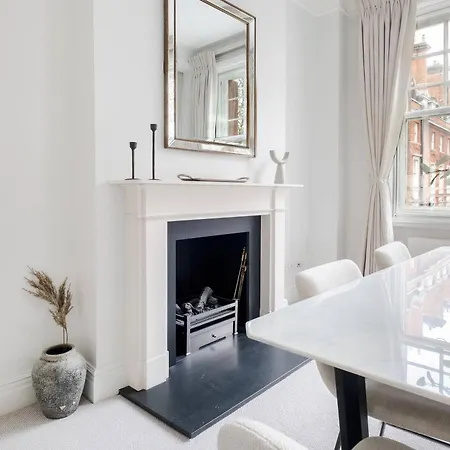 Exquisite Single-level Knightsbridge Flat Wlift London