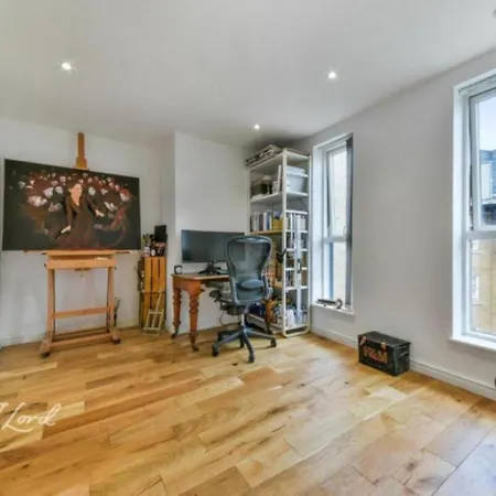 Apartment Spacious 2 Bedroom With Balcony London