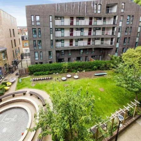 Spacious 2 Bedroom With Balcony * London