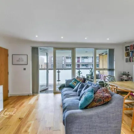 Spacious 2 Bedroom With Balcony * London