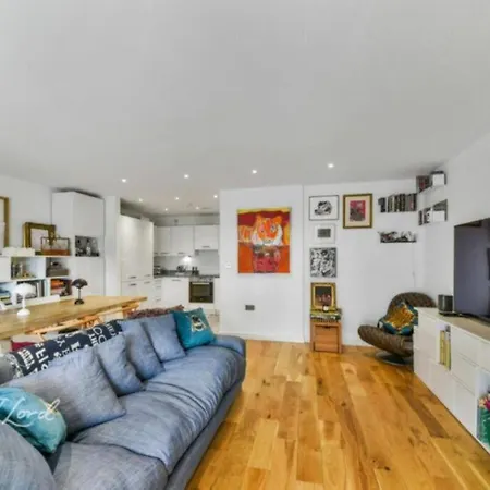 Spacious 2 Bedroom With Balcony Apartment *