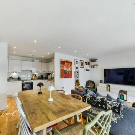 Spacious 2 Bedroom With Balcony *