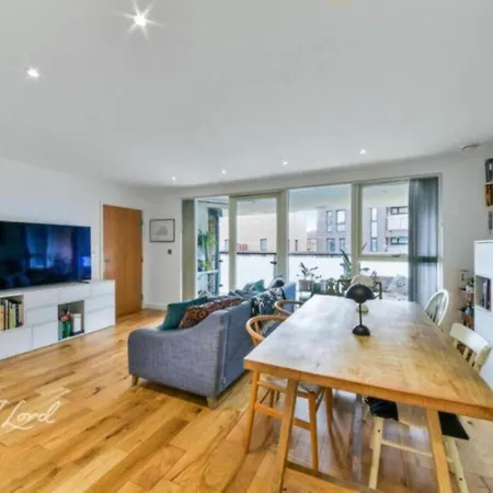 Spacious 2 Bedroom With Balcony