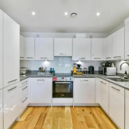 Apartment Spacious 2 Bedroom With Balcony *