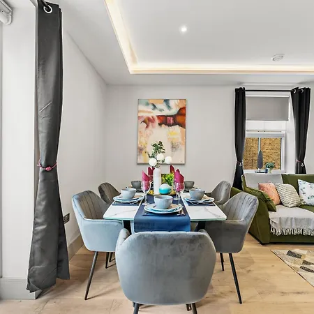 Stunning 2 Bed Flat In - Sleeps 8 -balcony London