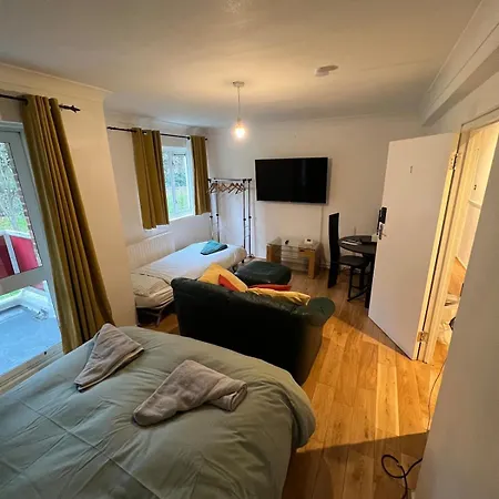 Royal Height - 3 Bed In Wembley Apartment