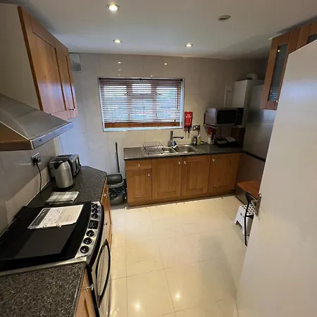 Royal Height - 3 Bed In Wembley *