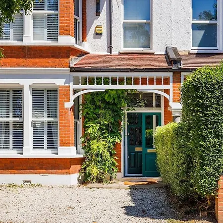 6 Bedroom West Home, Acton, Free Parking , Pool Table , 75 Inch Tv, Sleeps 11 Offers * London