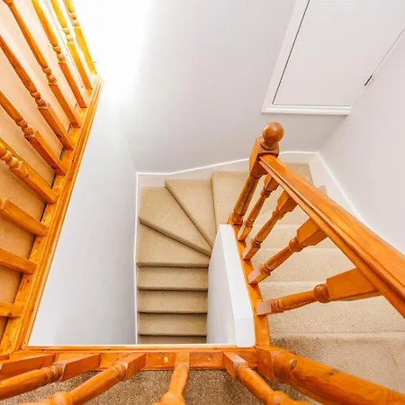 6 Bedroom West Home, Acton, Free Parking , Pool Table , 75 Inch Tv, Sleeps 11 Offers Apartment London