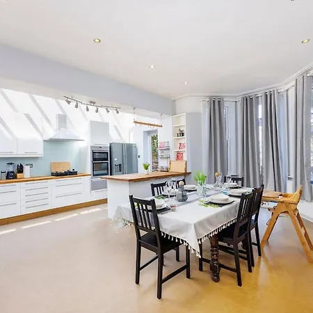 Apartment 6 Bedroom West Home, Acton, Free Parking , Pool Table , 75 Inch Tv, Sleeps 11 Offers