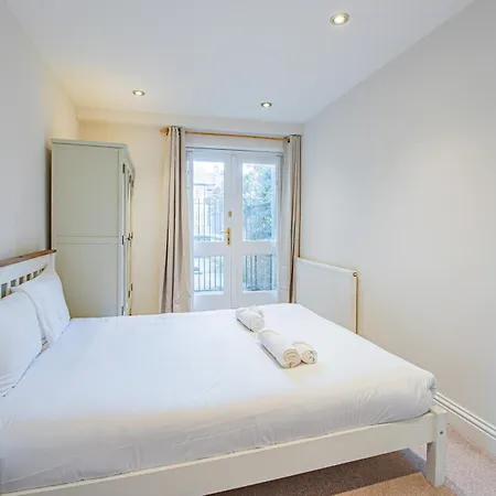 Homely 2 Bedroom Flat Near Tower Bridge * London