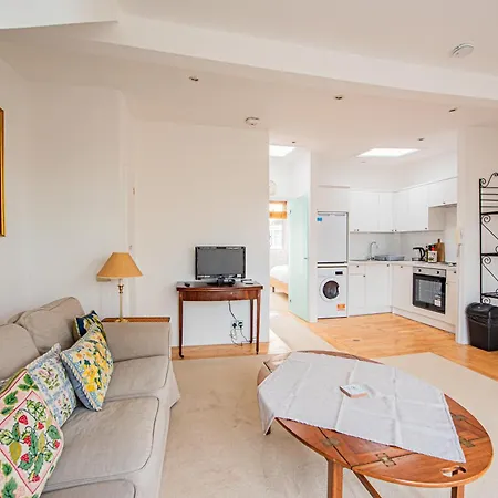 Stylish Flat Near Kensington With Spacious Balcony