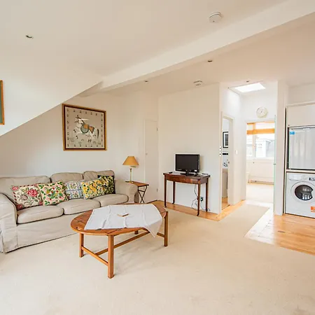 Stylish Flat Near Kensington With Spacious Balcony *